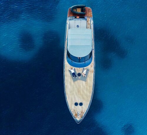 Bateau sur le lac de Vouliagmeni, près d'Athènes