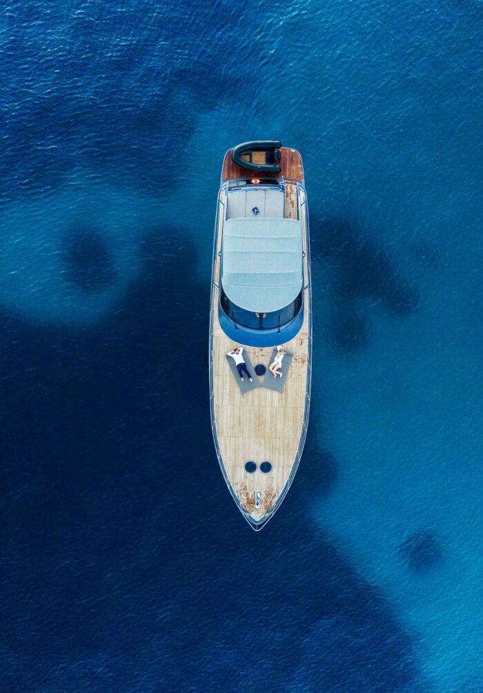 Bateau sur le lac de Vouliagmeni, près d'Athènes