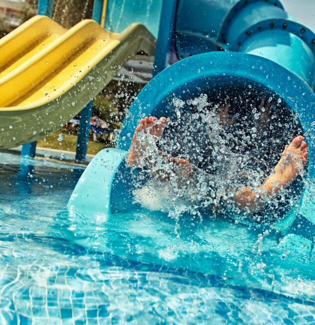 Des enfants jouant dans une piscine de l'Acquaplus Waterpark