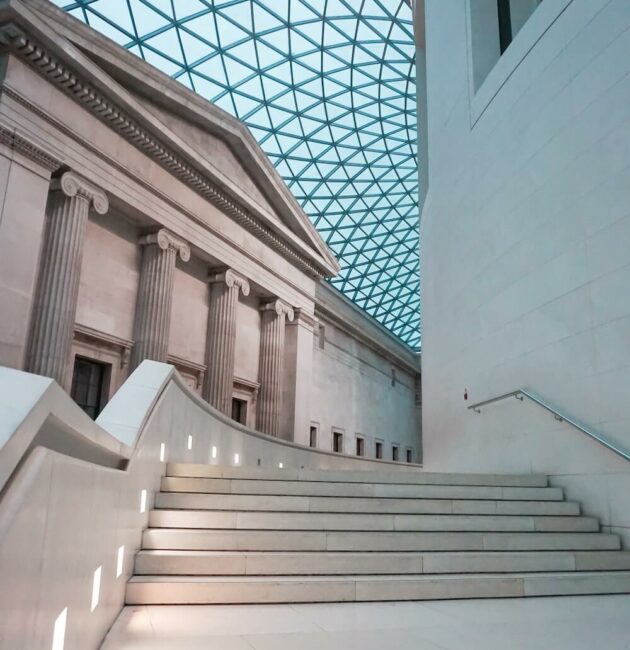 Les escaliers et le toit en verre du British Museum