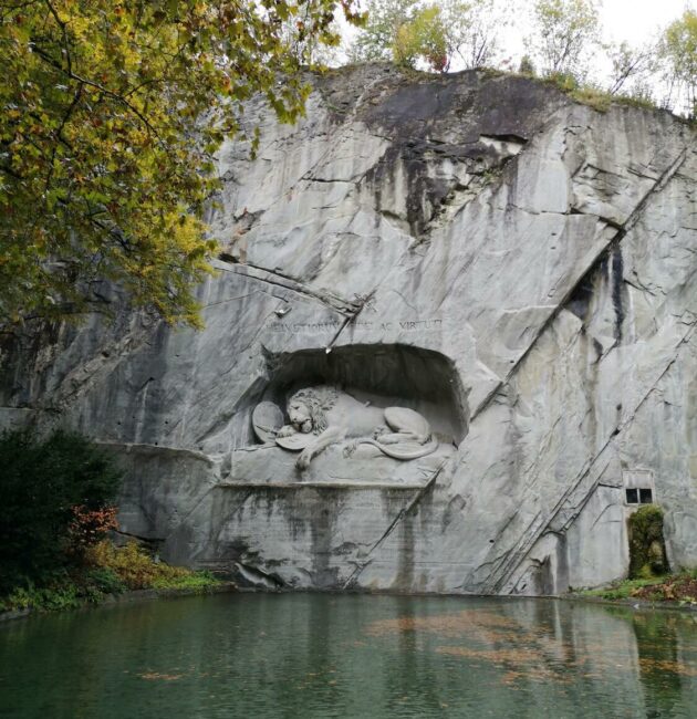 Le lion de Lucerne gravé à même la roche