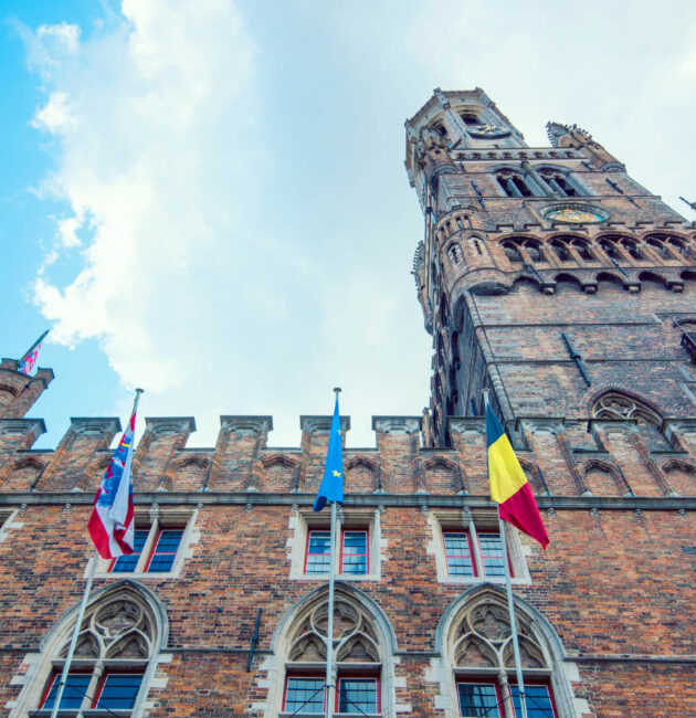 Le beffroi sur la place centrale de Bruges