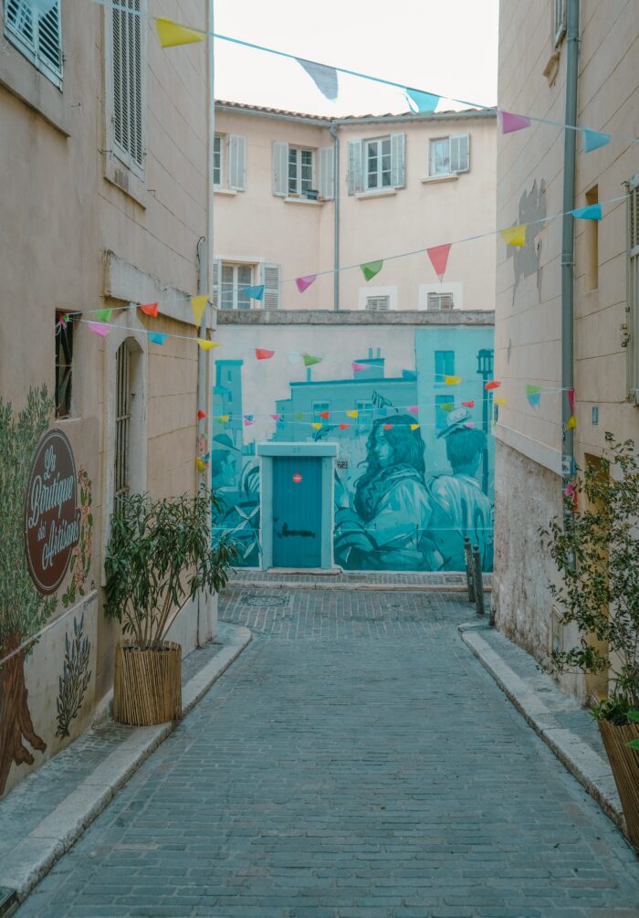 Une fresque de street art dans le quartier marseillais du Panier