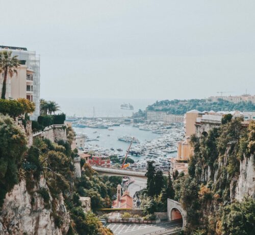 Vue plongeante sur Monte Carlo depuis les hauteurs monégasques