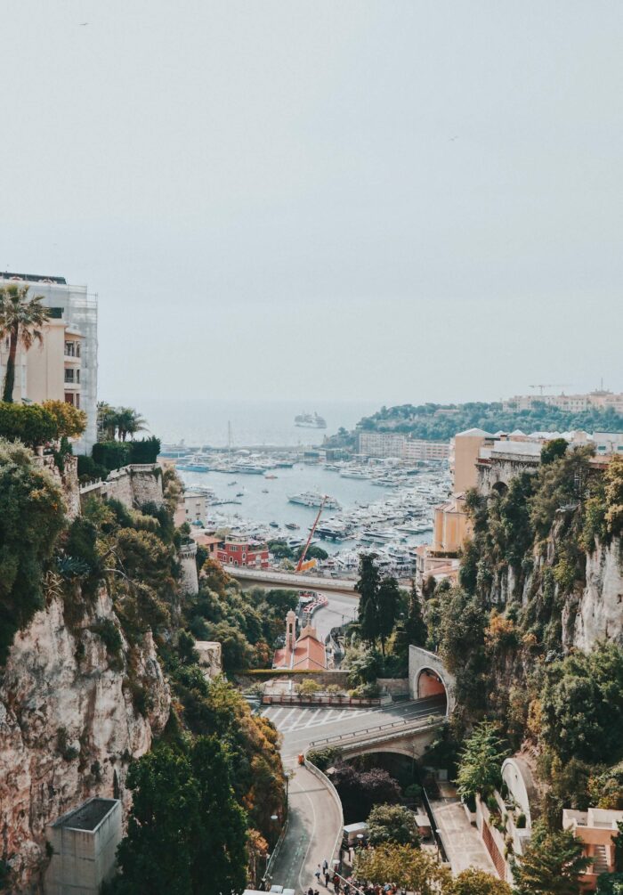 Vue plongeante sur Monte Carlo depuis les hauteurs monégasques