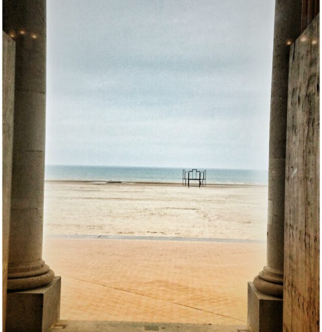 La plage de Mariakerke à l'écart de la ville d'Ostende