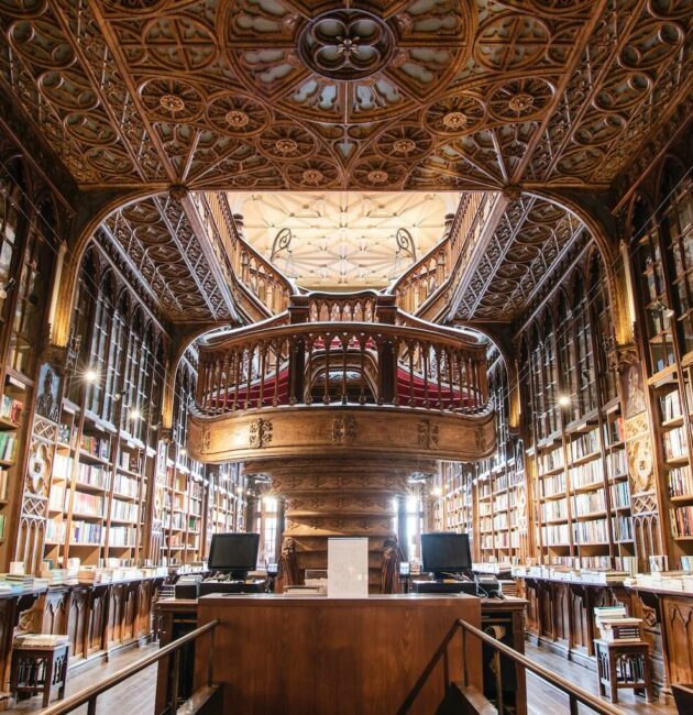 L'interieur de la librairie Lello à Porto