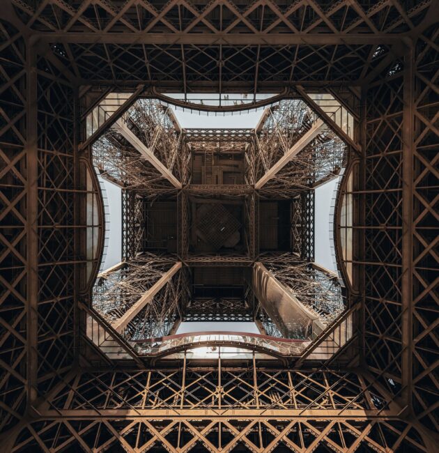 La Tour Eiffel, vue par dessous