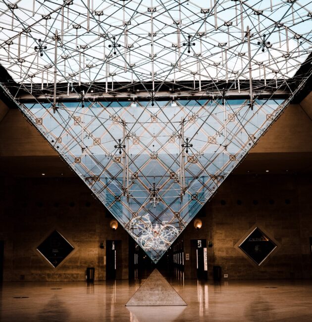 La pyramide inversée sous la cour du musée du Louvre