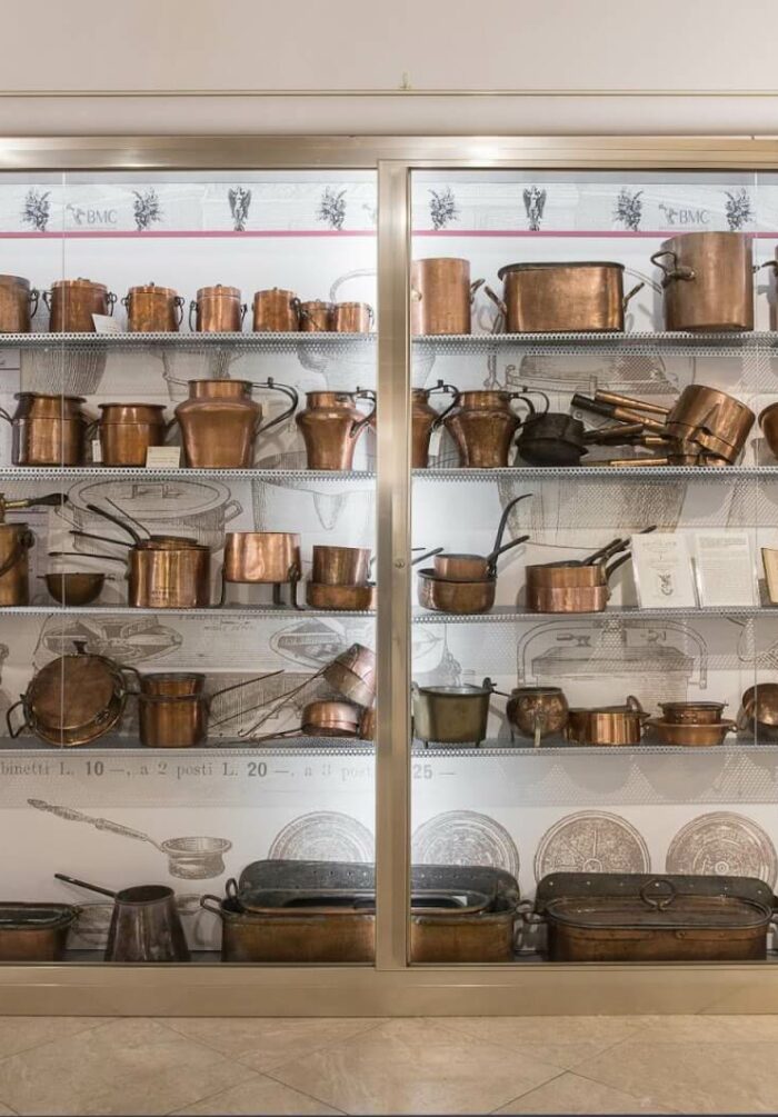 Une vitrine du musée romain de la cuisine au Garum à Rome