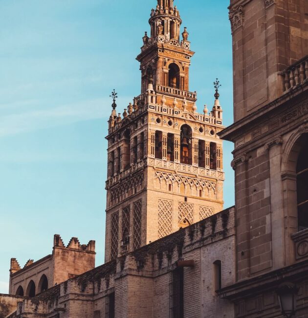 Le minaret de la Giralda dominant la cathédrale de Séville