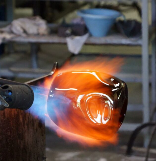 Un verrier travaillant le verre à Murano