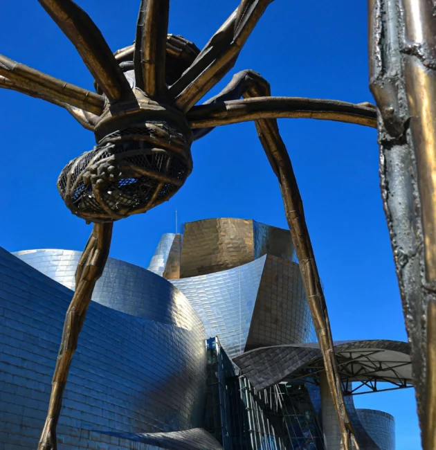 Sculpture de Louise Bourgeois devant le musée Guggenheim