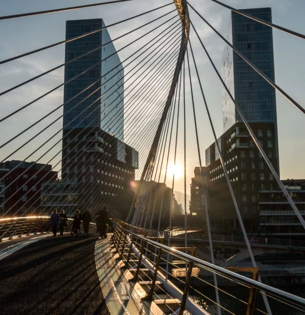 La passerelle piétonne de Zubizuri, « pont blanc » en basque