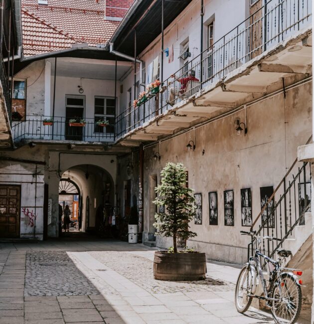 Une ruelle du quartier de Kazimierz à Cracovie