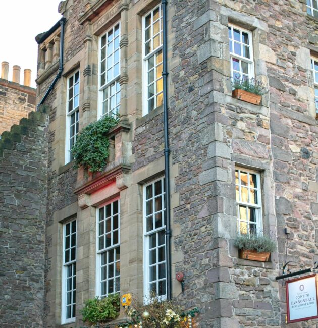 Royal Mile, cobbled street that connects Edinburgh Castle to the Royal Palace of Holyrood