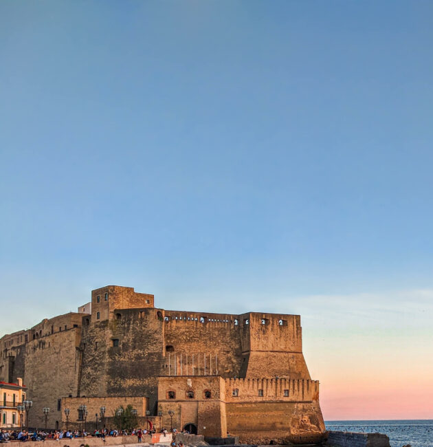 Le Castel dell'Ovo, sur un îlot au sud de Naples