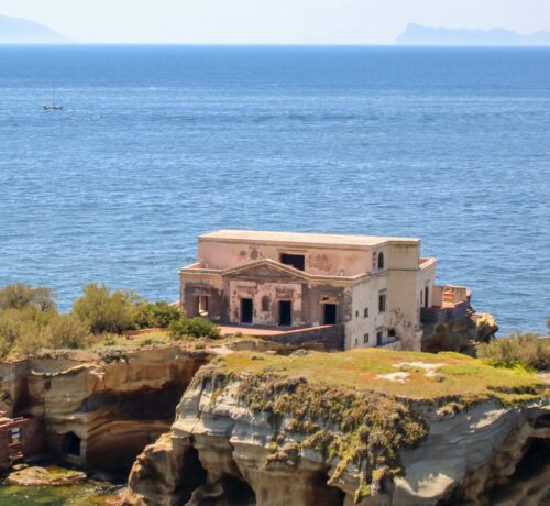 Lîle de Gaiola dans la baie de Naples