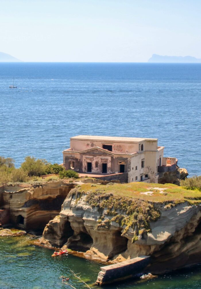 Lîle de Gaiola dans la baie de Naples