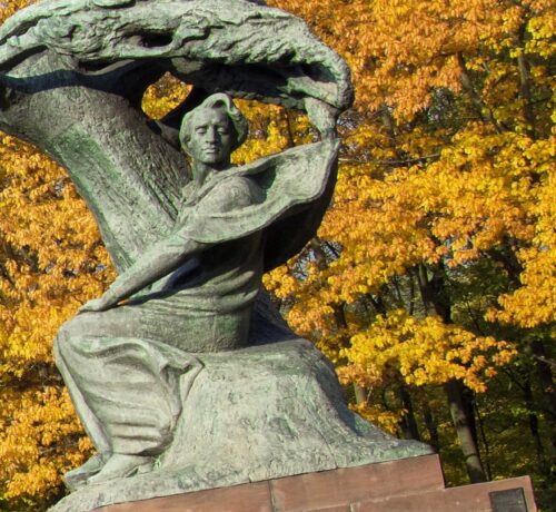 Statue de Chopin au parc royal Lazienki de Varsovie