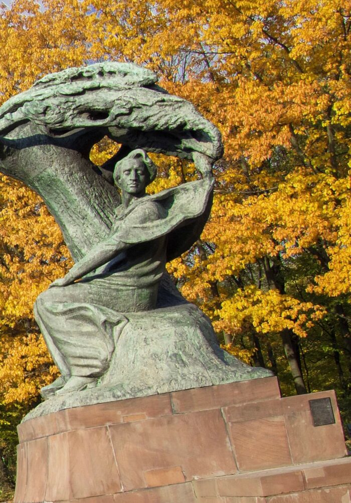 Statue de Chopin au parc royal Lazienki de Varsovie