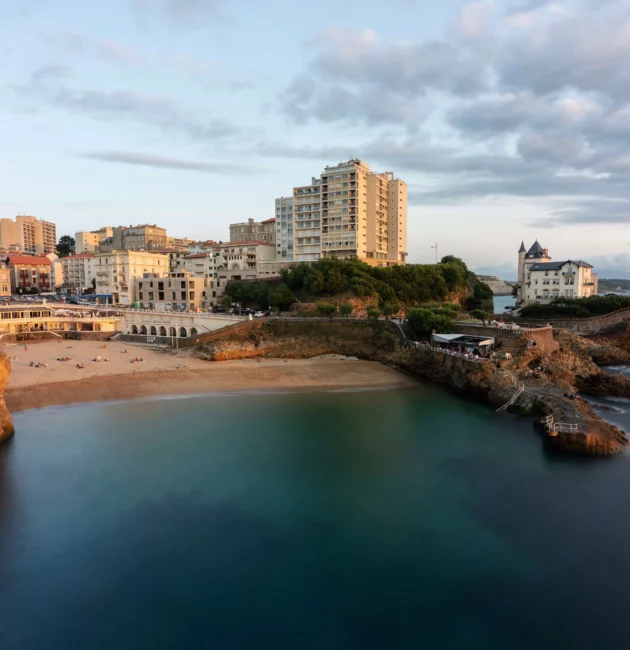 The beach of the old port