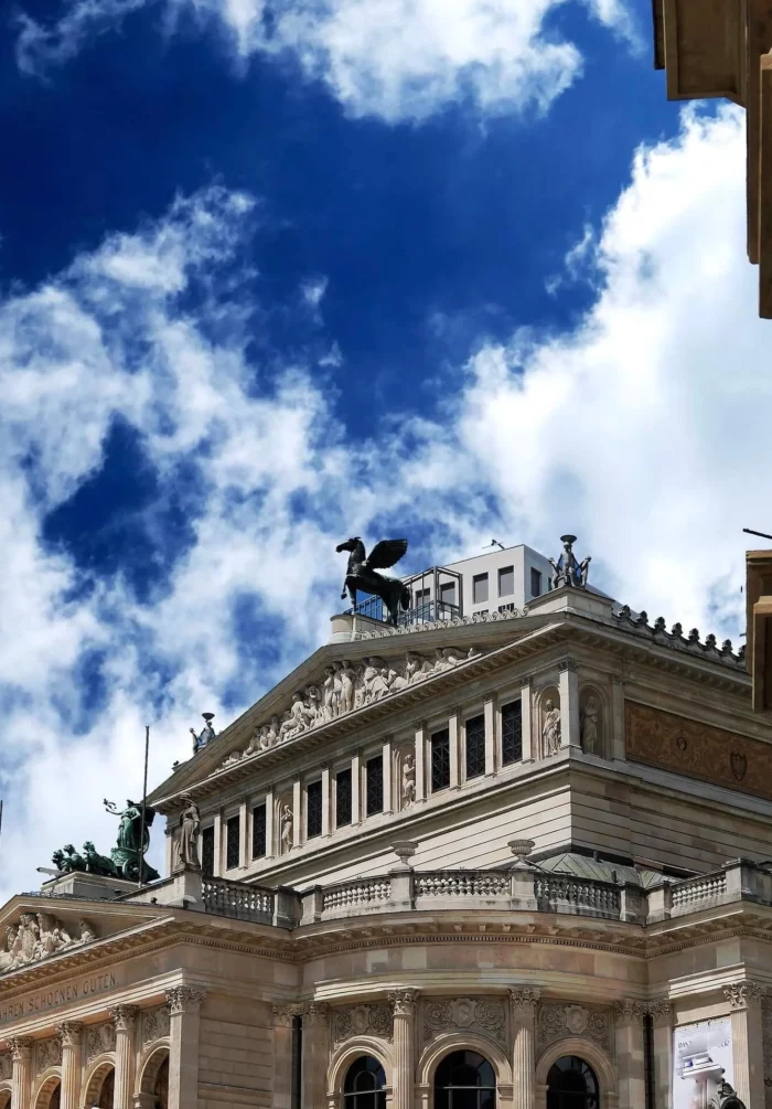 The facade of the Oper Frankfurt