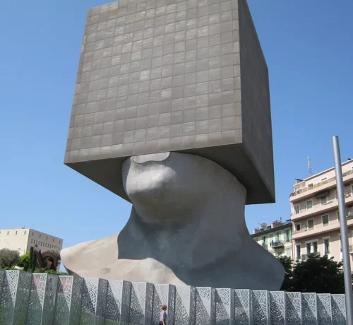 La sculpture de La Tête carrée, à Nice