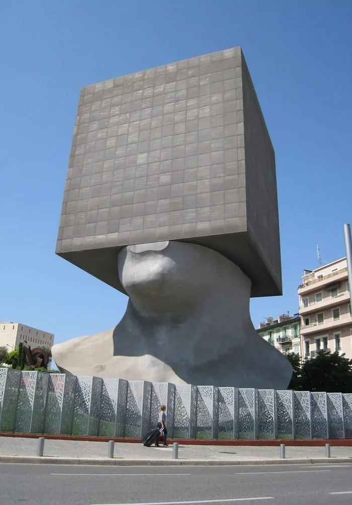 La sculpture de La Tête carrée, à Nice