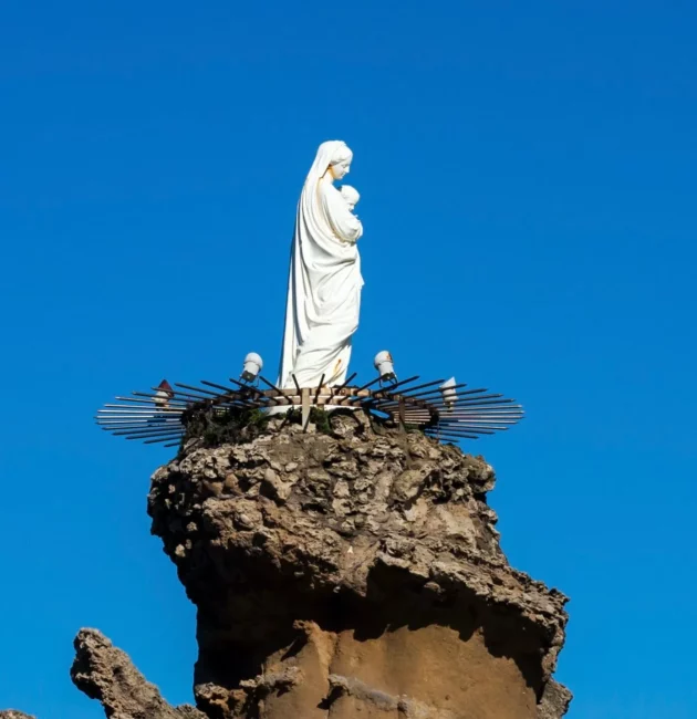 Statue de la Vierge Marie qui donne son nom au Rocher de la Vierge