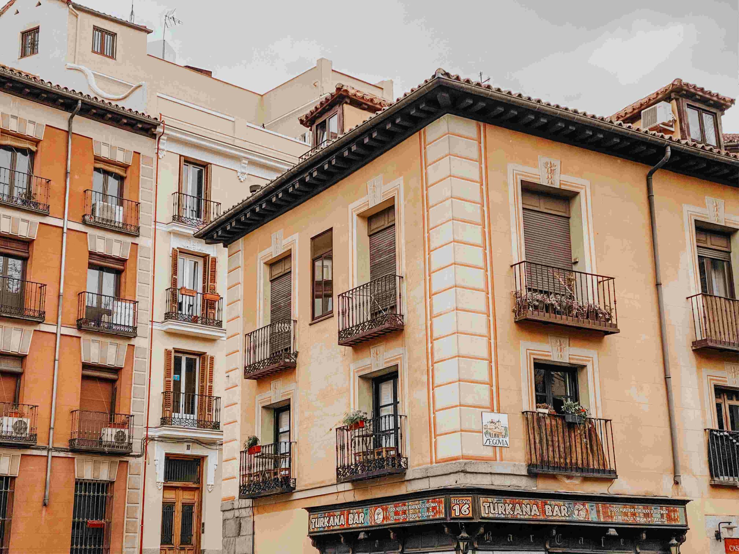 Gran edificio con balcones y balcones sobre los balcones en Madrid, España